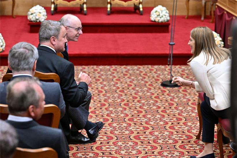 Roberta Metsola (r.) im Gespräch mit Xavier Bettel und Luc Frieden 
