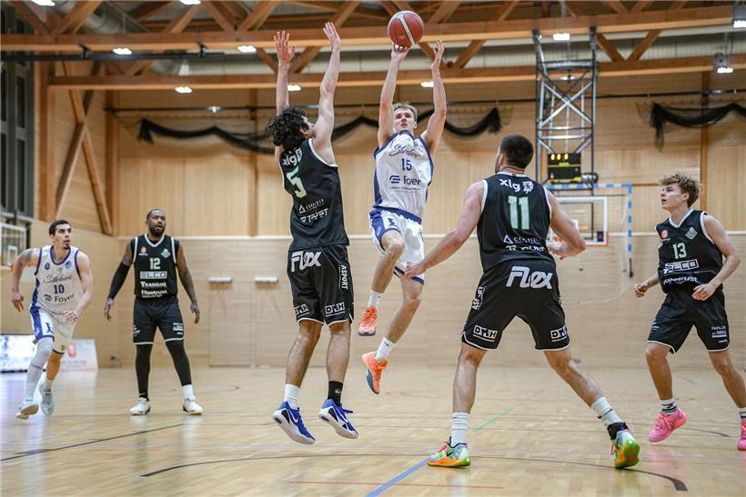 Robertas Jonaitis dribbelt entscheidend am Basketball-Parkett, glänzt als Schlüsselspieler im Spiel