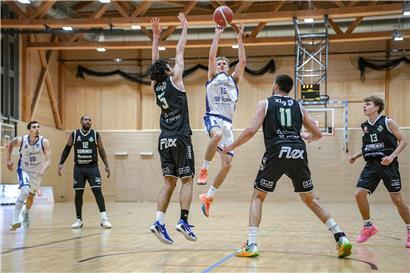 Robertas Jonaitis dribbelt entscheidend am Basketball-Parkett, glänzt als Schlüsselspieler im Spiel