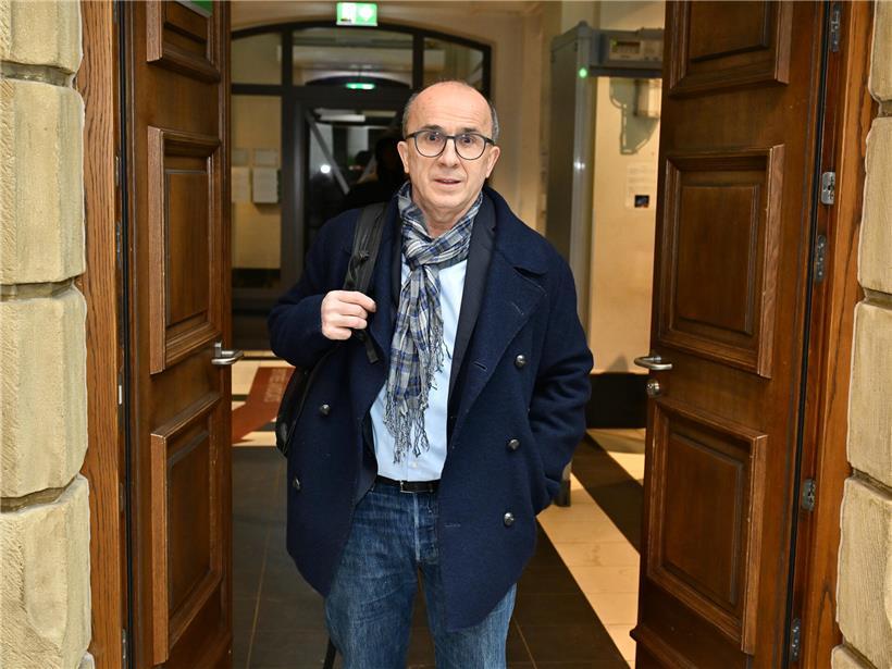 Porträt von Roberto Traversini, italienischer Politiker, lächelnd vor neutralem Hintergrund