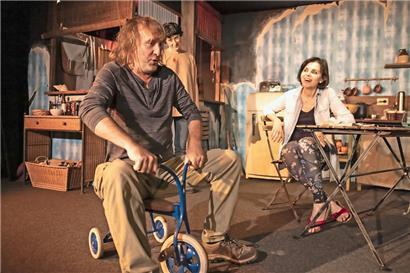 Robin (Olivier Foubert), Rose (Véronique Fauconnet) et Hazel (Catherine Marques) ont trouvé refuge dans une maisonnette dans un monde ravagé par un incident nucléaire
