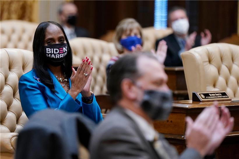 Robin Smith (l.) und andere Wahlleute des US-Bundesstaates Michigan applaudieren, nachdem sie ihre Stimme für den Präsidenten der USA abgegeben haben
