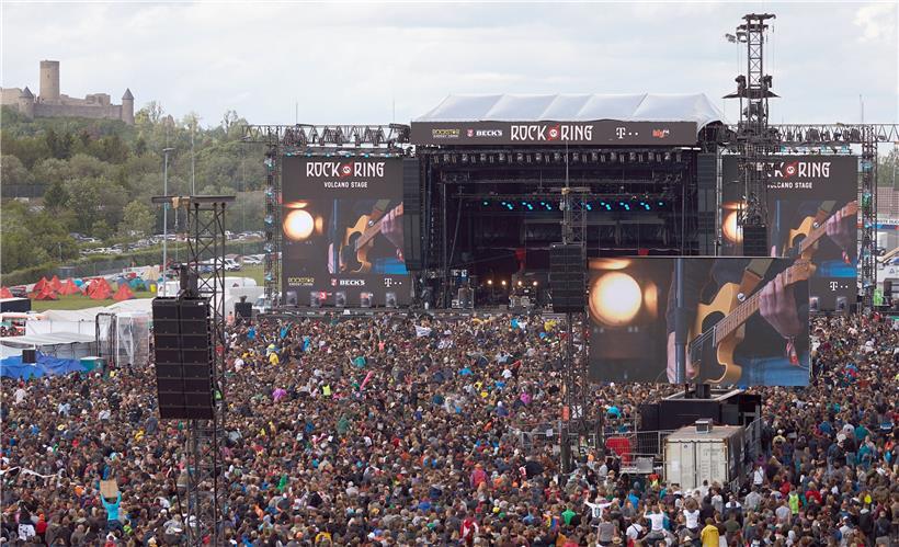 Rockfans drängen sich während des Auftritts der Band Feine Sahne Fischfilet vor der Hauptbühne von „Rock am Ring“. Sieben große Open-Air-Festivals in Deutschland und der Schweiz fallen auch in diesem Jahr wegen der Corona-Pandemie aus.
