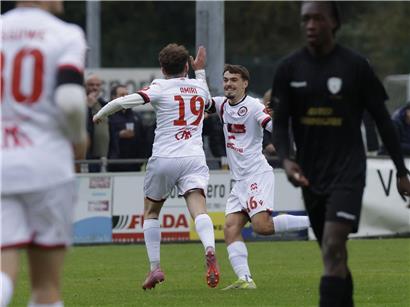 Rodange Fußballspieler im Angriff, kämpft um Ball, Offensivstatistiken verbessern, Spielstrategie und Teamleistung