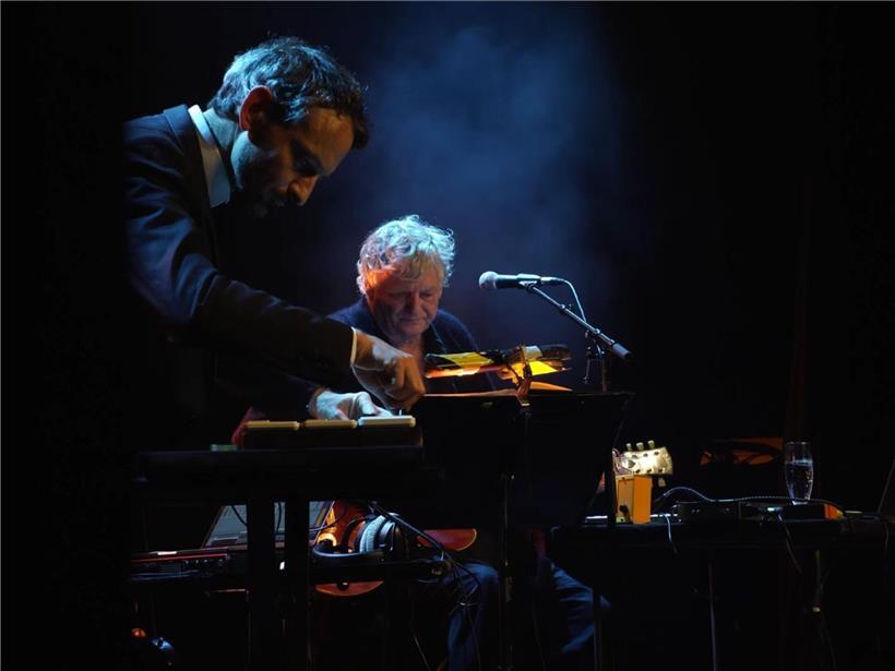 Le rocker français Rodolphe Burger donne un coup de chaud à „Radioactivity“ de Kraftwerk Rodolphe Burger (d.) et Julien Perraudeau, réinterprétant Radio-Activity de Kraftwerk