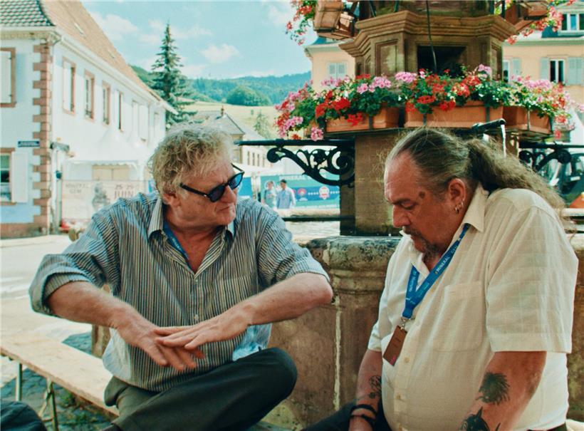 Rodolphe Burger (g.), en policier désabusé et hésitant, au côté de Francis Saetens, dans le drôlatique film „Sainte-Marie-aux-Mines“ du Belge Claude Schmitz, fait actuellement apparaître le nom de sa ville dans les cinémas francophones 