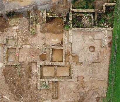 Römische Villa in Bürmeringen mit antiken Ruinen und historischen Steinmauern unter blauem Himmel