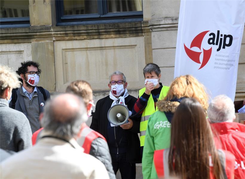 Roger Infalt, Präsident der „Association luxembourgeoise des journalistes professionnels“ (Mitte) und Luc Caregari, Generalsekretär (links), bei einer Kampagne für die Einführung einer Auskunftspflicht gegenüber Journalisten

