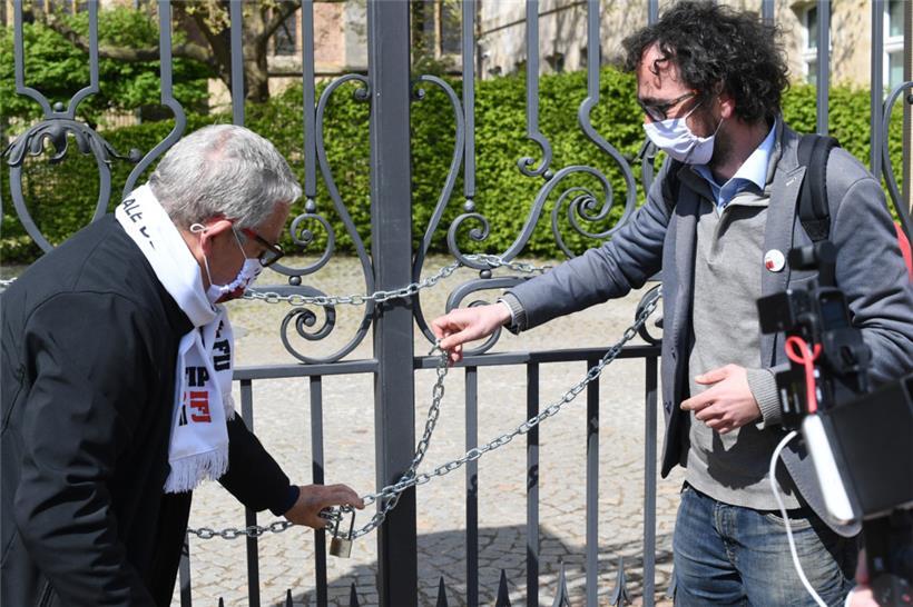 Roger Infalt (l.) und Luc Caregari (r.) verriegeln während eines Protests der ALJP den Zugang zum Staatsministerium
