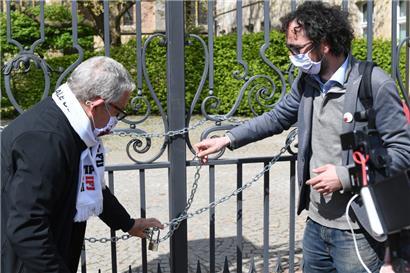 Roger Infalt (l.) und Luc Caregari (r.) verriegeln während eines Protests der ALJP den Zugang zum Staatsministerium
