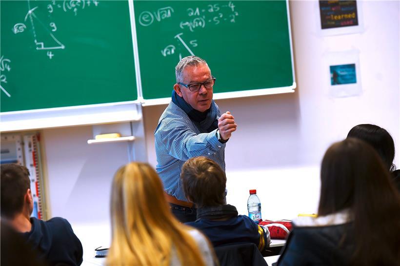 Roger Infalt tauscht sich gerne mit Schülern über den Beruf des Journalisten und die Rolle der Presse aus
