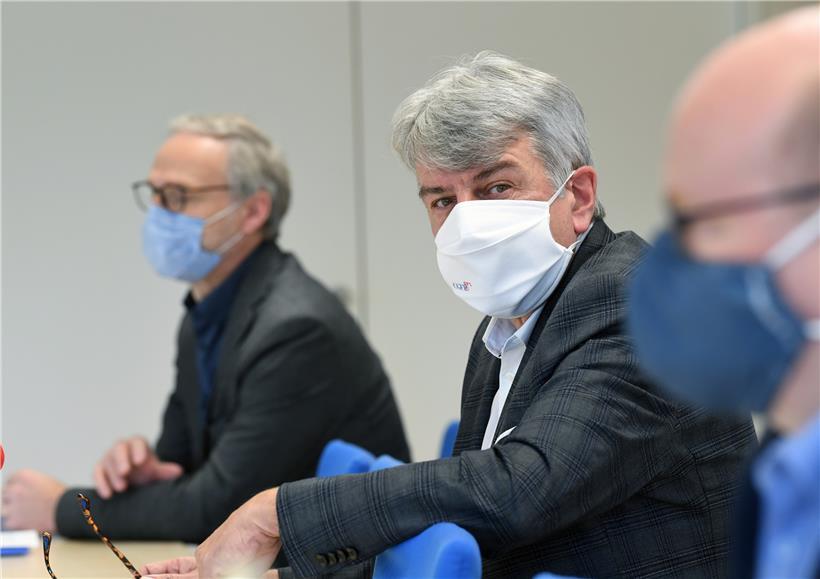 Roger Roth, Präsident der ADIL („Association des membres des directions de l’enseignement post-fondamental public luxembourgeois“), Romain Wolff, Föderal-Präsident der CGFP, und Raoul Scholtes, Präsident der Féduse
