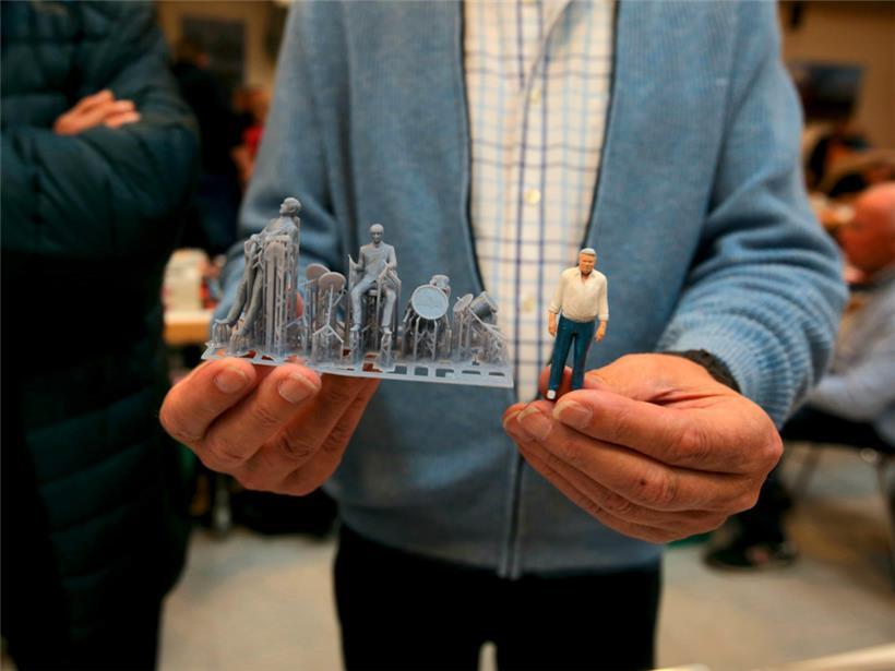 Roger zeigt die Miniaturfiguren, wie sie frisch aus dem 3D-Drucker kommen: Rechts eine zur Hälfte fertig gemalte Figur
