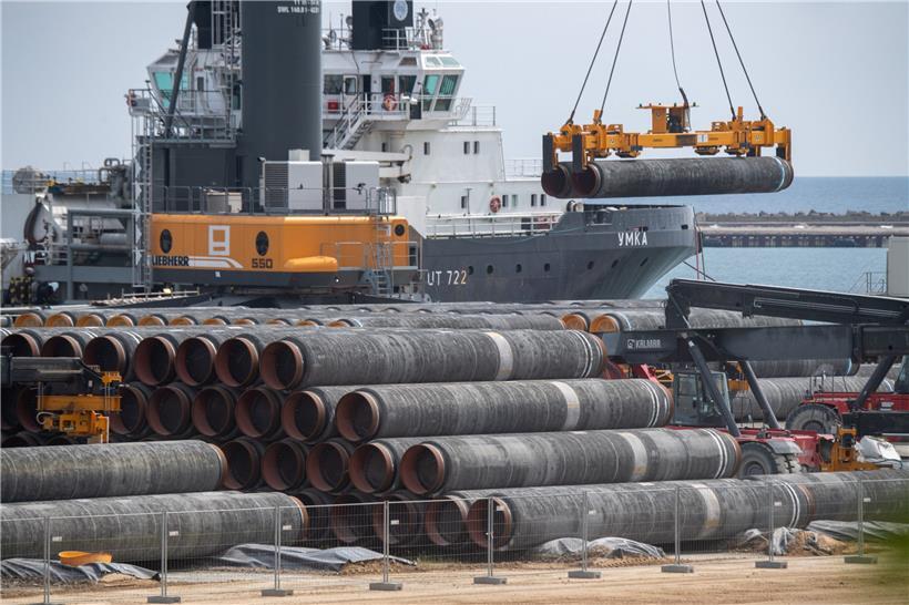 Rohre für die Gaspipeline Nord Stream 2 werden auf dem Gelände des Hafens Mukran (Rügen) auf ein Schiff verladen
