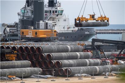 Rohre für die Gaspipeline Nord Stream 2 werden auf dem Gelände des Hafens Mukran (Rügen) auf ein Schiff verladen
