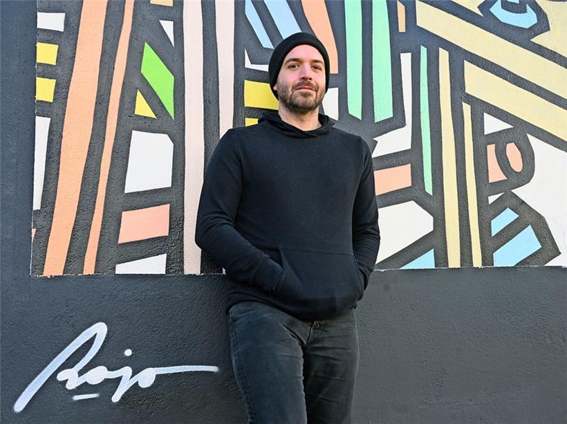 Rojo devant un détail de „son“ mur à découvrir dans la rue Bender à Luxembourg
