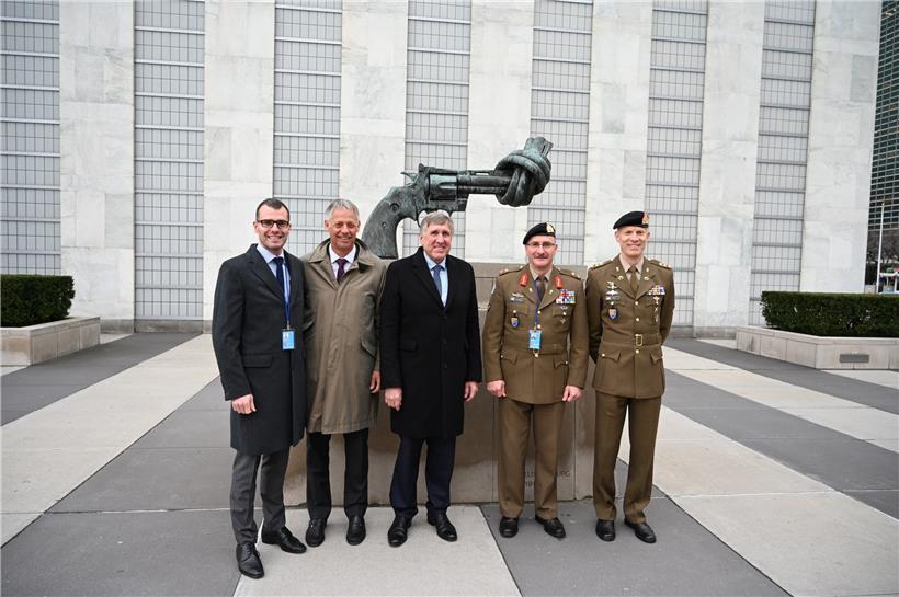 Roland Reiland (Verteidigungsministerium), Henri Kox (Verteidigungsministerium), Verteidigungsminister François Bausch, Armee-Chef Alain Duschène sowie Kapitän Steve Thull vor dem UN-Hauptsitz in New York (von links nach rechts)
