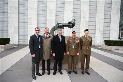Roland Reiland (Verteidigungsministerium), Henri Kox (Verteidigungsministerium), Verteidigungsminister François Bausch, Armee-Chef Alain Duschène sowie Kapitän Steve Thull vor dem UN-Hauptsitz in New York (von links nach rechts)
