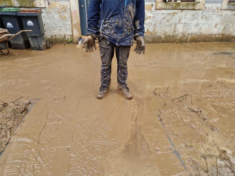 Rollingen versinkt nach den starken Regenfällen im Schlamm

