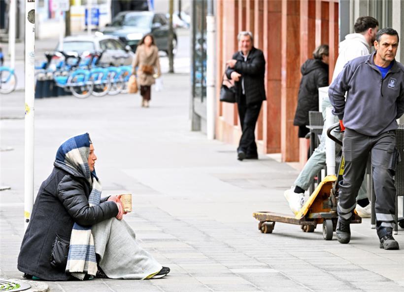 Roma-Bettlerin in Luxemburg-Stadt
