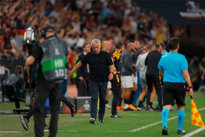 Roma-Coach José Mourinho war nach dem verlorenen Endspiel nur schwer zu beruhigen

