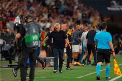Roma-Coach José Mourinho war nach dem verlorenen Endspiel nur schwer zu beruhigen
