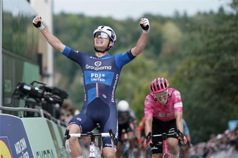 Romain Grégoire jubelte zum Auftakt der Tour de Luxembourg am Mittwoch
