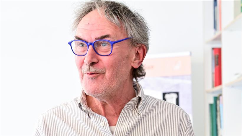 Romain Jacoby präsentiert Fundstücke für Praxisseminar, Sammlung historischer Artefakte und Lehrmaterialien.