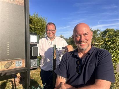Romain Mahowald und Georges Laux vom Domaine de Schengen an der ersten von 20 Outdoor-Rätselstationen im Weinberg
