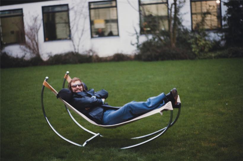 Romain Urhausen dans la chaise à bascule qu’il a lui-même dessinée dans les années 1970
