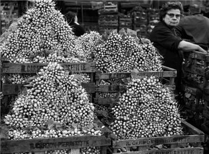 Romain Urhausen, „Sans titre“, années 1950-1960. Cette photo prise aux Halles de Paris est légendée par Jacques Prévert: „Des radis, c’est parfois une fortune“, dans le livre composé avec lui et publié en 1963.
