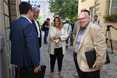 Romain Wolff (l.), Nora Back (M.) und Patrick Dury (r.) nach dem Treffen mit der Regierung im Staatsministerium
