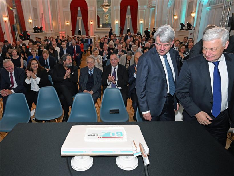 Romain Wolff und Chamber-Präsident Claude Wiseler vor dem Geburtstagskuchen