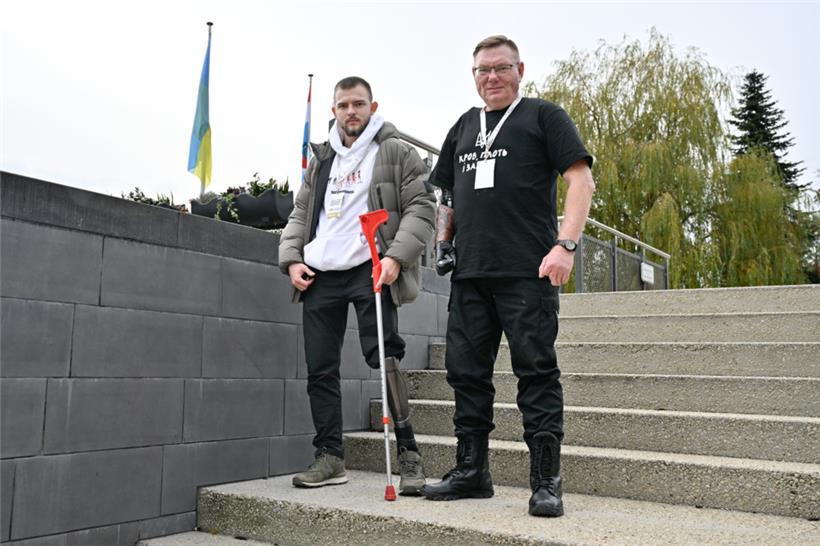 Roman Taraban (links) und Andrii Vasyliev vom Superhuman Center in der Nähe von Lwiw
