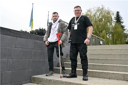 Roman Taraban (links) und Andrii Vasyliev vom Superhuman Center in der Nähe von Lwiw
