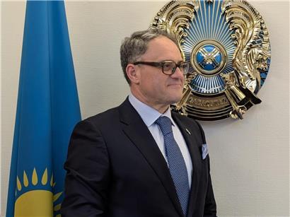 Porträt von Roman Vassilenko mit Zitat zu Diplomatie und internationalen Beziehungen zwischen Kasachstan und Luxemburg