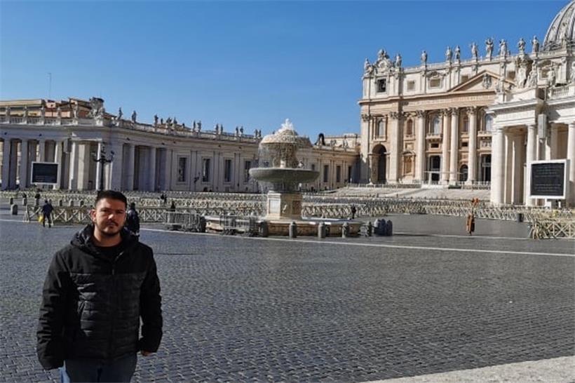 Romkenner wie Laurent Boquet wissen: So leer ist der Petersplatz in der Vatikanstadt selten – vor allem nicht morgens um 10 Uhr und bei blauem Himmel. Rechts im Bild müsste um die Uhrzeit bereits eine hunderte Meter lange Menschenschlange zu sehen sein, die durch die Sicherheitsschleuse muss, um in den Petersdom zu gelangen.
