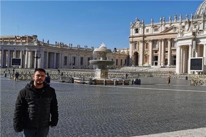 Romkenner wie Laurent Boquet wissen: So leer ist der Petersplatz in der Vatikanstadt selten – vor allem nicht morgens um 10 Uhr und bei blauem Himmel. Rechts im Bild müsste um die Uhrzeit bereits eine hunderte Meter lange Menschenschlange zu sehen sein, die durch die Sicherheitsschleuse muss, um in den Petersdom zu gelangen.
