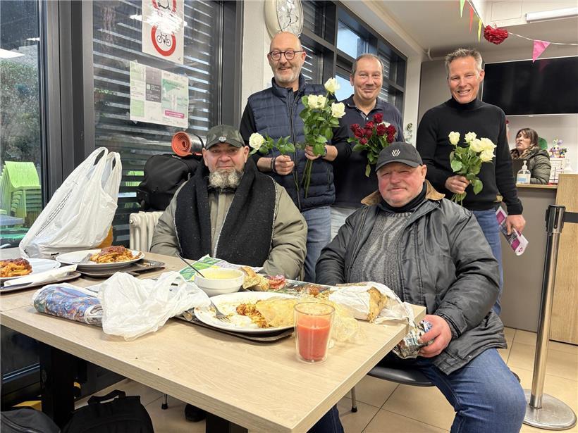 Rote Rosen als Symbol der Solidarität und Unterstützung in einer Geste der Verbundenheit