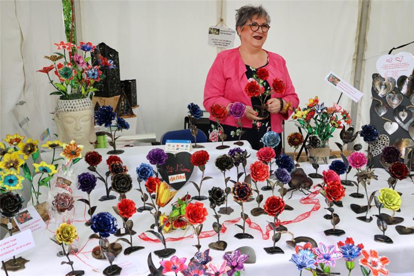 Rosen in allen Formen und Farben wurden auf dem Markt angeboten
