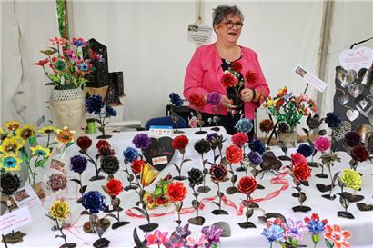 Rosen in allen Formen und Farben wurden auf dem Markt angeboten
