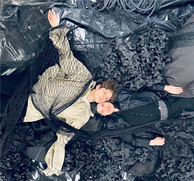 Rosenkranz (Franz Liebig) und Güldenstern (Timo Wagner) landen auf einer geheimnisvollen Insel
