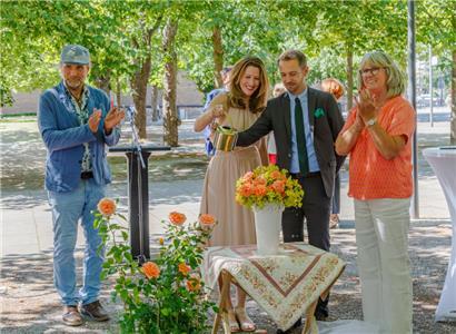 Rosenzüchter Thomas Proll von Kordes Rosen, Taufpatin Elena Furjes, Taufpate Daniel Neyen und Maryse Hensel-Weirig, Präsidentin der „Lëtzebuerger Rousefrënn“, bei der Taufe der Rose „O’Limp“ (v.l.)
