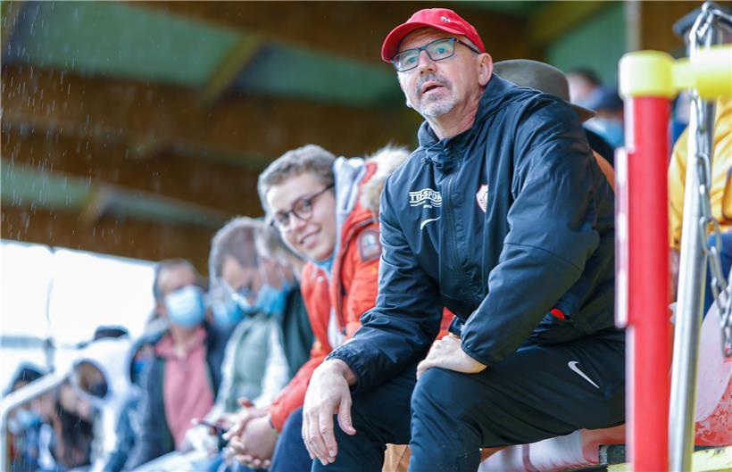 Rosport-Trainer Marc Thomé schaute sich die Partie seiner Mannschaft am Sonntag von einem Sitzplatz auf den Tribünen aus an
