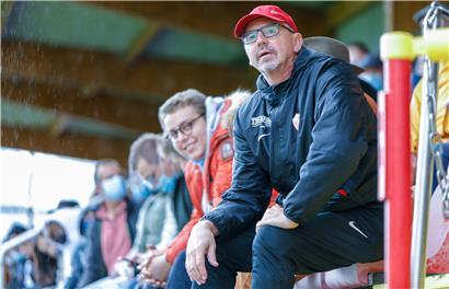 Rosport-Trainer Marc Thomé schaute sich die Partie seiner Mannschaft am Sonntag von einem Sitzplatz auf den Tribünen aus an
