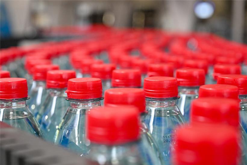 Rosport hat zwei Millionen Euro in eine Maschine zur Herstellung von PET-Flaschen aus recyceltem Material investiert

