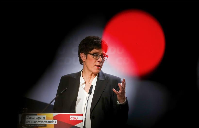 Rote Ampel für Annegret Kramp-Karrenbauer: Nach dem Debakel in Thüringen verzichtet die Noch-CDU-Vorsitzende auf eine  Kanzlerkandidatur.
