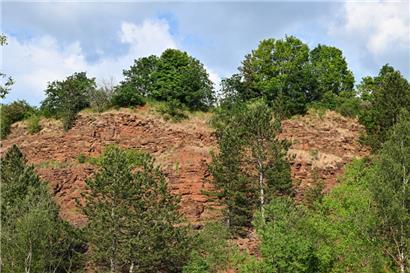 Rote Erde: Felsen im Little Utah Skill Park in Kayl 
