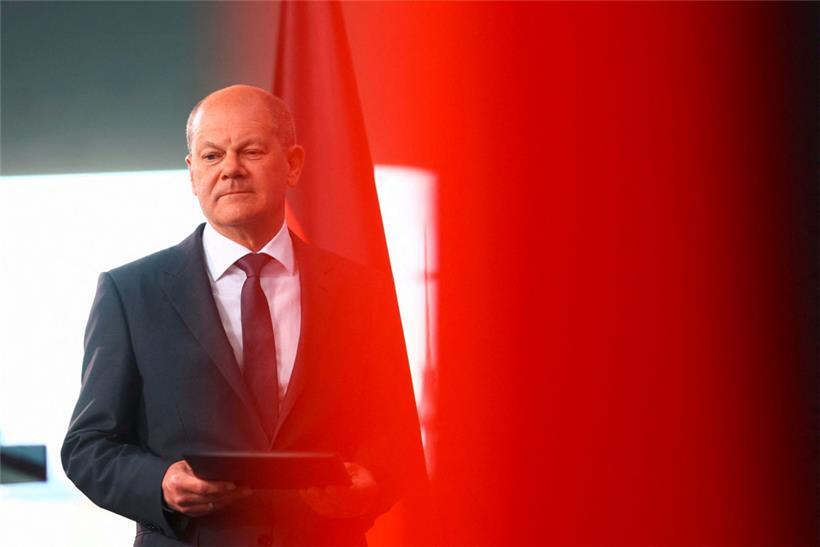 Rote Linie: Der deutsche Bundeskanzler Olaf Scholz trifft am 19. April nach einer Videokonferenz mit den Staats- und Regierungschefs zur Ukraine zu einer Pressekonferenz im Kanzleramt in Berlin ein
