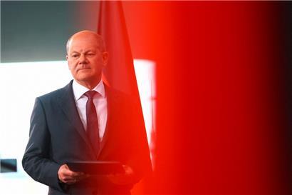 Rote Linie: Der deutsche Bundeskanzler Olaf Scholz trifft am 19. April nach einer Videokonferenz mit den Staats- und Regierungschefs zur Ukraine zu einer Pressekonferenz im Kanzleramt in Berlin ein
